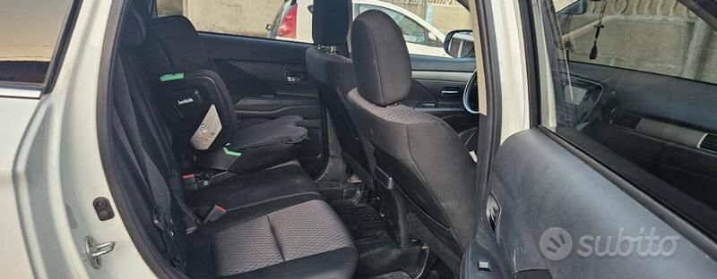 Usata Mitsubishi Outlander Instyle 150 CV (110 kW) 2014 Bianco SUV