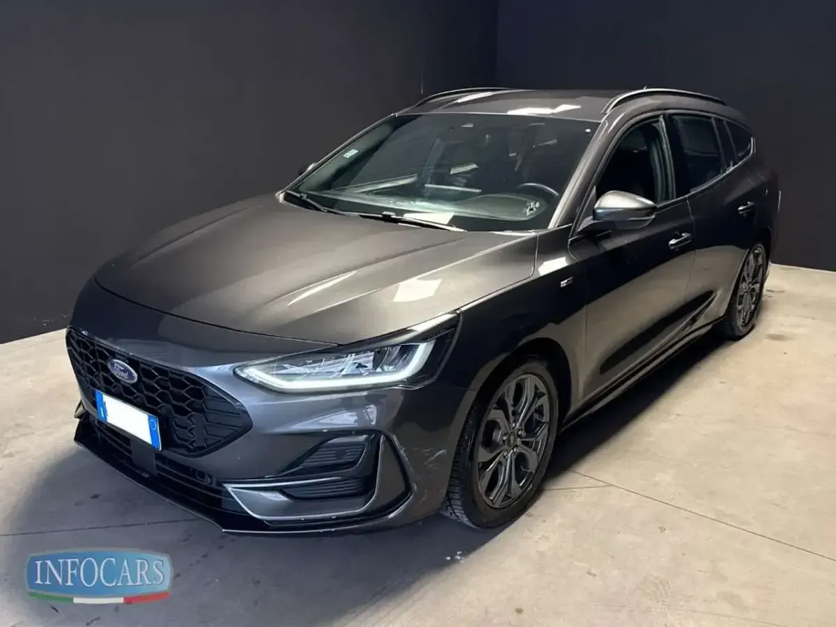 Usata Ford Focus ST-Line 155 CV (114 kW) 2023 Grigio metallizzato Station wagon