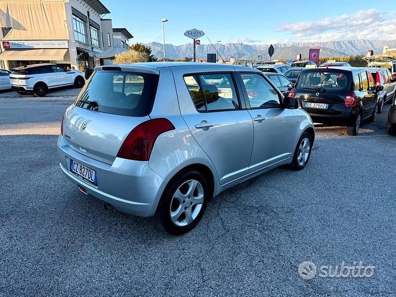 Usata Suzuki Swift 70 CV (51 kW) 2006 Grigio Utilitaria