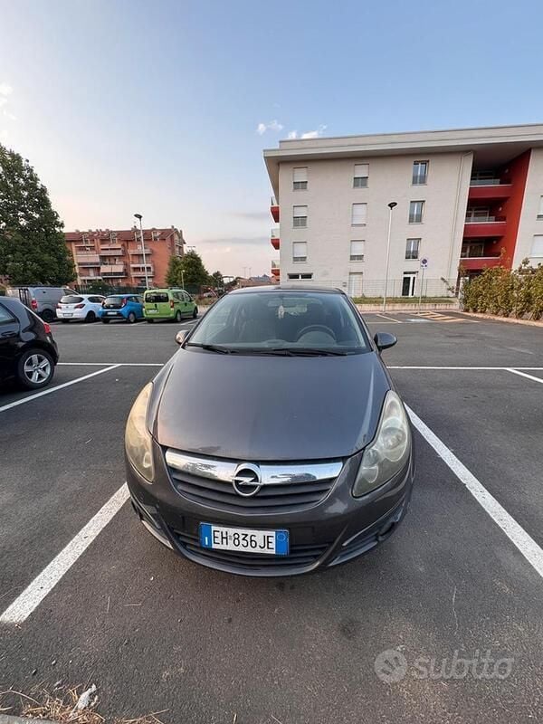 Grigio Usata 2011 Opel Corsa Edition Tre volumi | 2000 € (Super prezzo) - Immagine 1/4