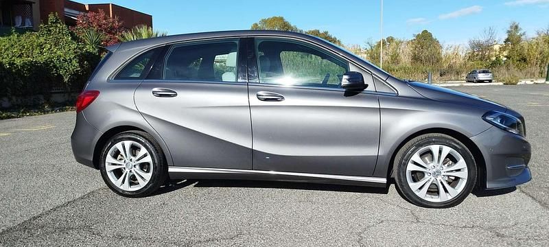 Usata Mercedes B180 Premium 109 CV (80 kW) 2016 Grigio Monovolume