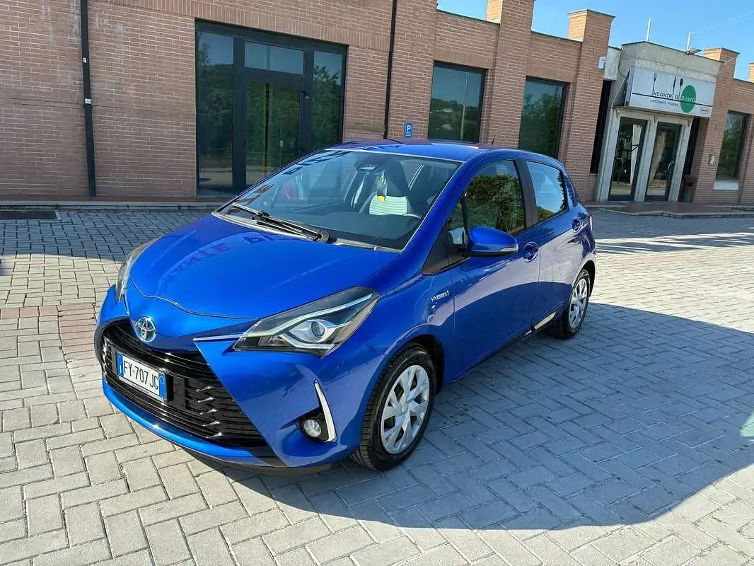 Usata Toyota Yaris Hybrid Active 73 CV (53 kW) 2020 Blu/azzurro Berlina