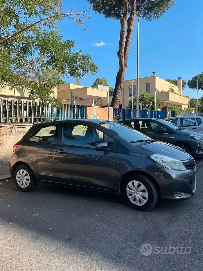 Usata Toyota Yaris Active 69 CV (50 kW) 2012 Grigio Utilitaria