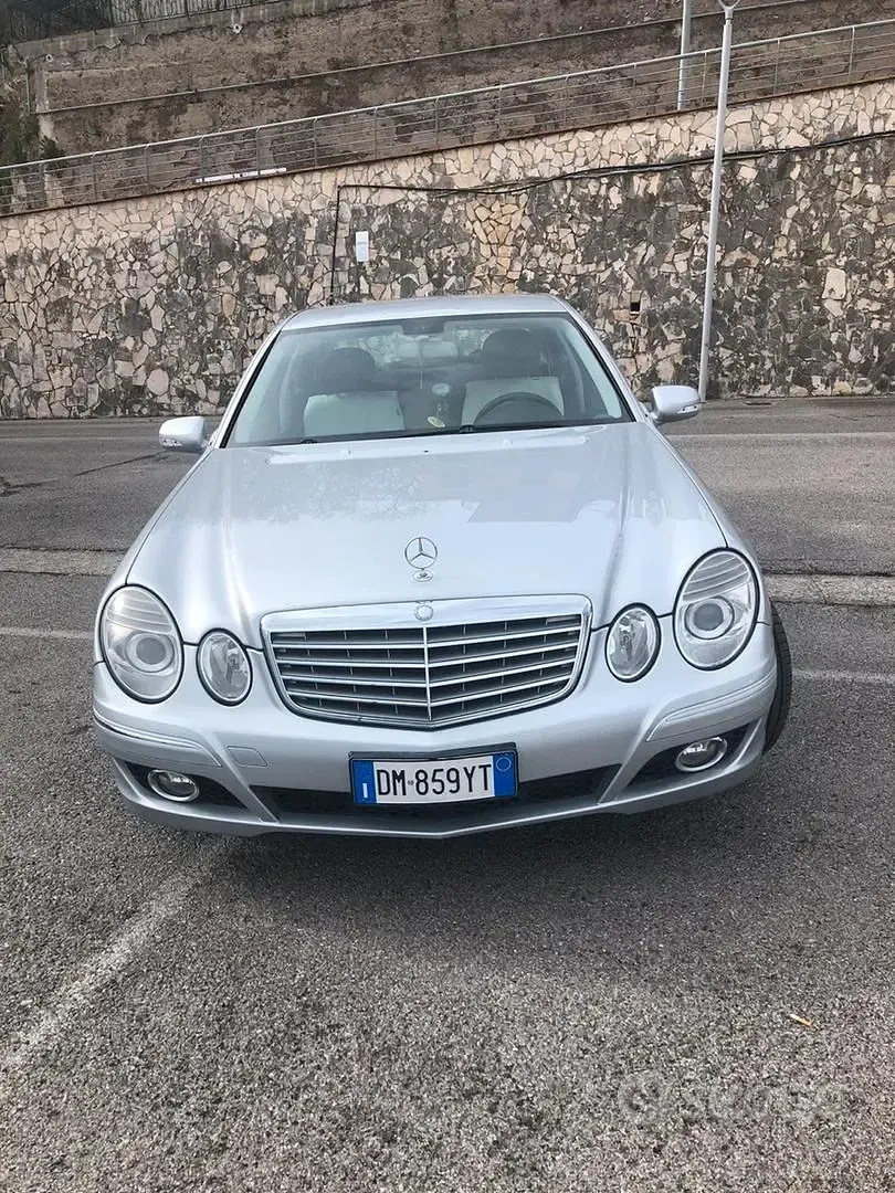 Usata Mercedes E200 184 CV (135 kW) 2007 Grigio Berlina