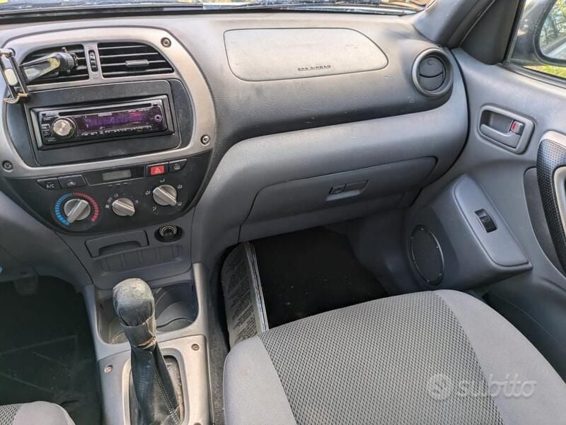Usata Toyota RAV4 128 CV (94 kW) 2003 Argento SUV