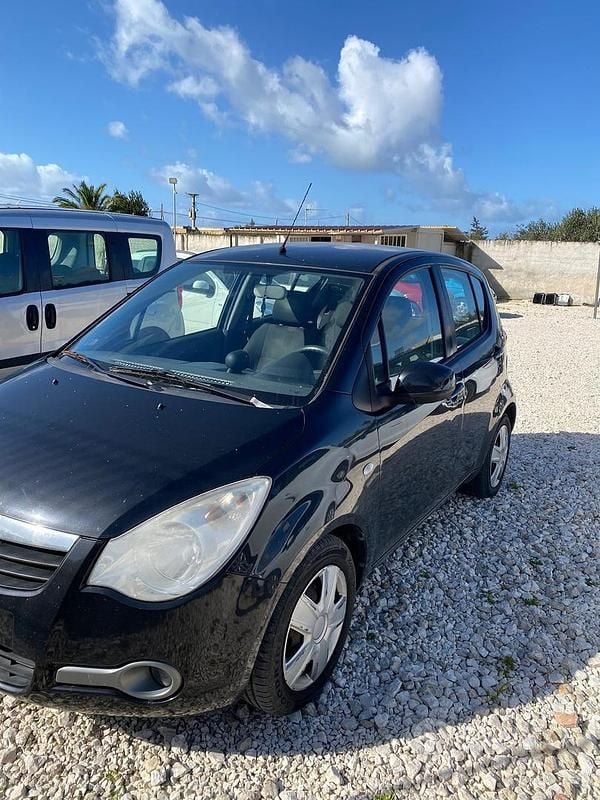 Usata Opel Agila Enjoy 65 CV (47 kW) 2010 Viola Berlina