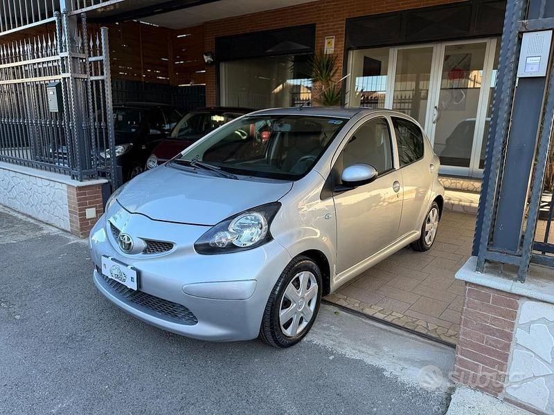 Grigio Usata 2009 Toyota Aygo Due volumi | 3400 € (Ottimo prezzo) - Immagine 1/4