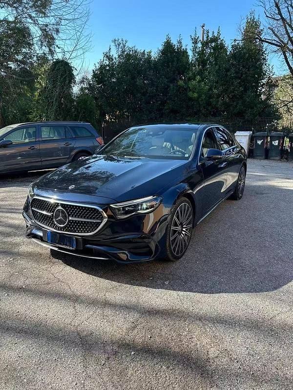 Usata Mercedes E220 AMG Line Premium Plus 197 CV (144 kW) 2023 Blu Berlina