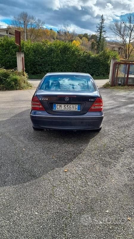 Begagnad Mercedes C220 129 HK (94 kW) 2004 Blå Sedan