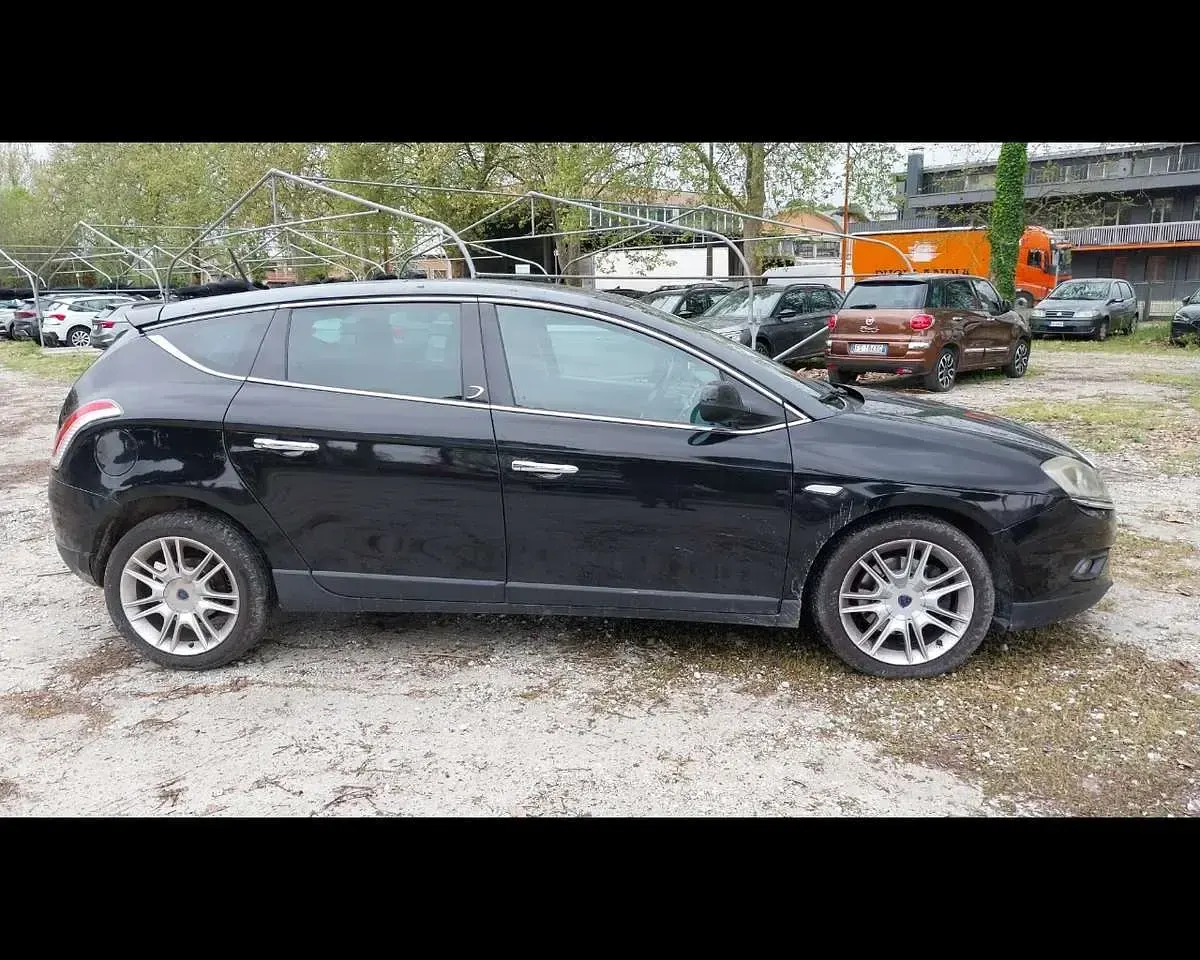 Usata Lancia Delta 165 CV (121 kW) 2008 Nero metalizzato Utilitaria