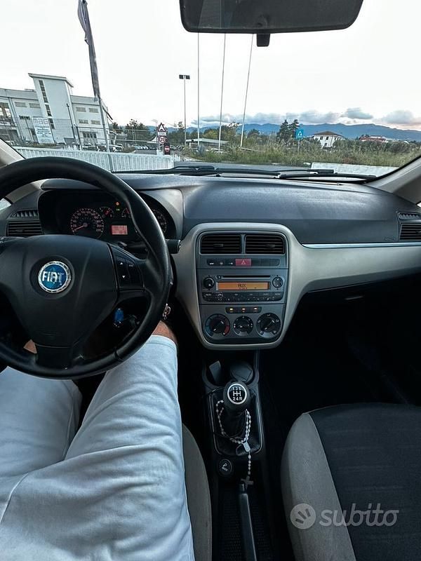 Usata Fiat Grande Punto 75 CV (55 kW) 2005 Grigio Utilitaria