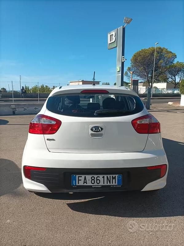 Usata Kia Rio City 86 CV (63 kW) 2015 Bianco Berlina