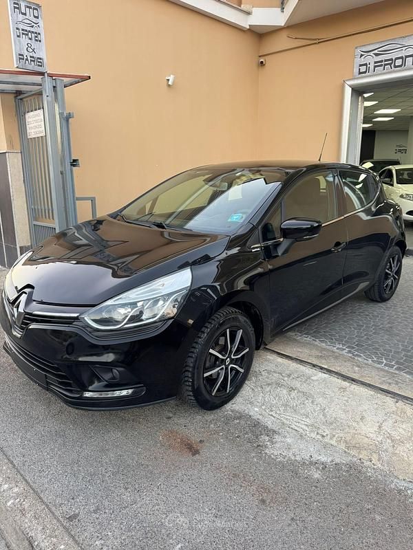 Nero Usata 2018 Renault Clio IV Tre volumi | 8500 € (Buon prezzo) - Immagine 1/4