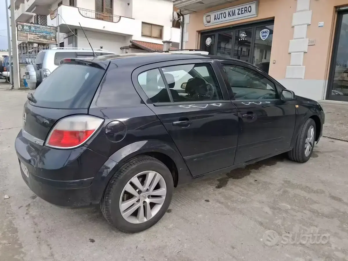 Usata Opel Astra 101 CV (74 kW) 2007 Nero Berlina