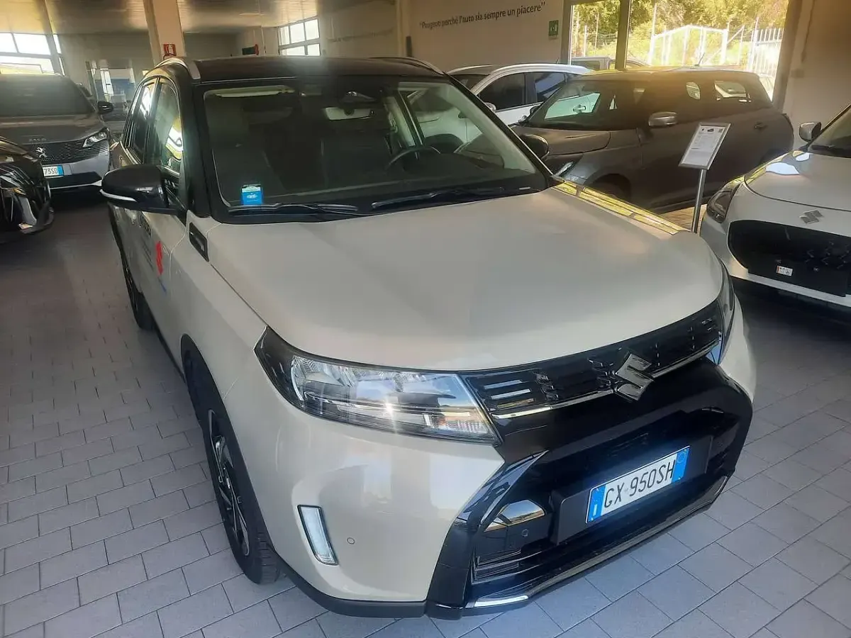 Usata Suzuki Vitara 102 CV (75 kW) 2025 Avorio tetto nero SUV