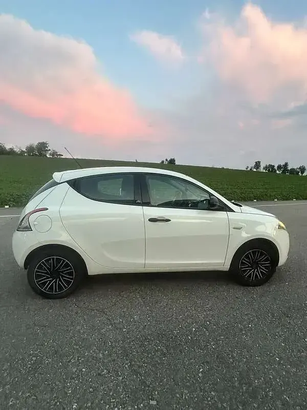 Usata Lancia Ypsilon 69 CV (50 kW) 2015 Utilitaria