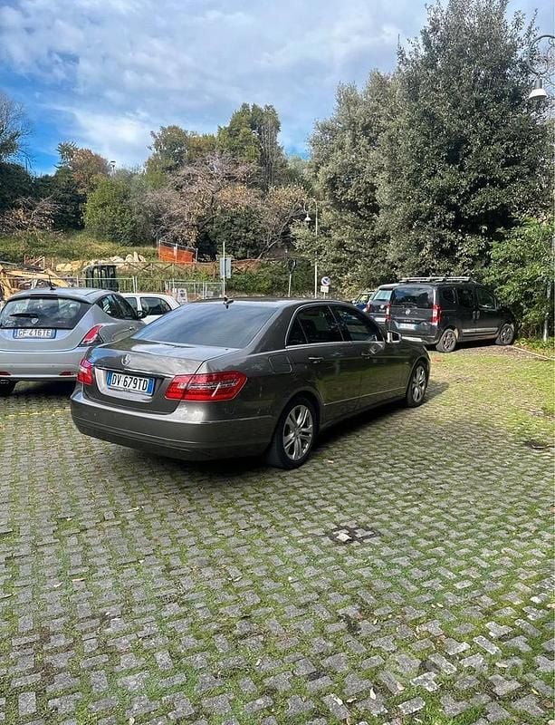 Usata Mercedes E220 170 CV (125 kW) 2009 Marrone Berlina