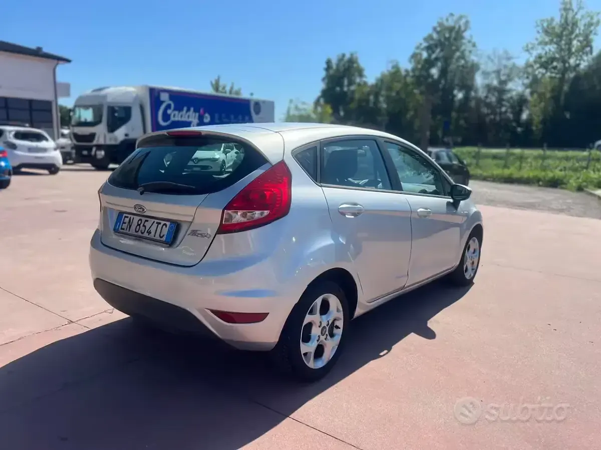 Usata Ford Fiesta Titanium 92 CV (67 kW) 2012 Grigio Berlina