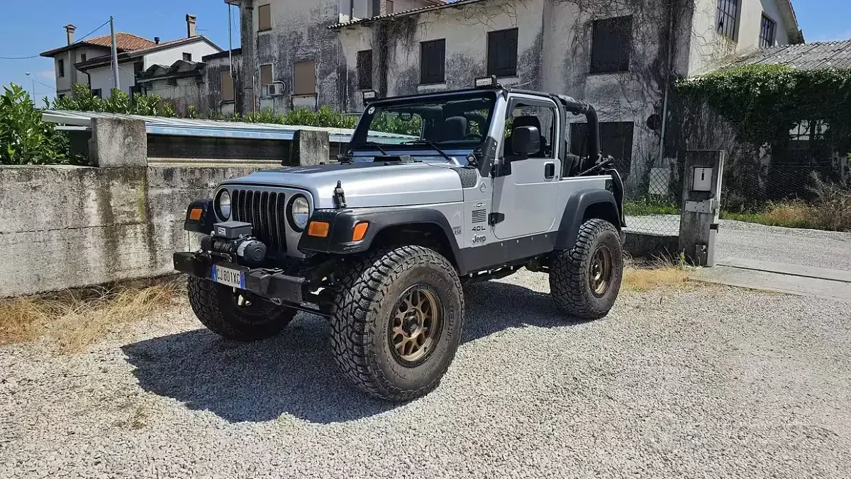 Usata Jeep Wrangler Sport 177 CV (130 kW) 2003 Grigio SUV