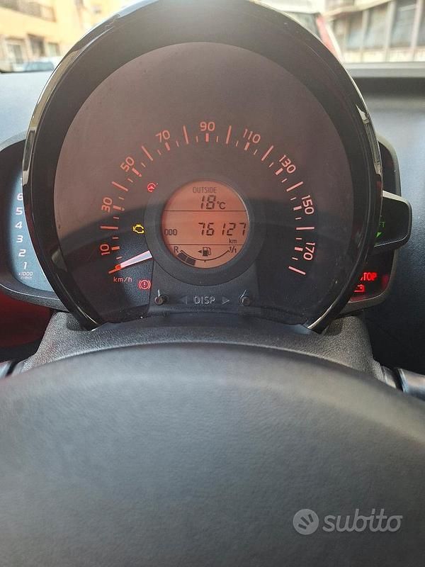 Usata Toyota Aygo Play 69 CV (50 kW) 2015 Rosso Utilitaria