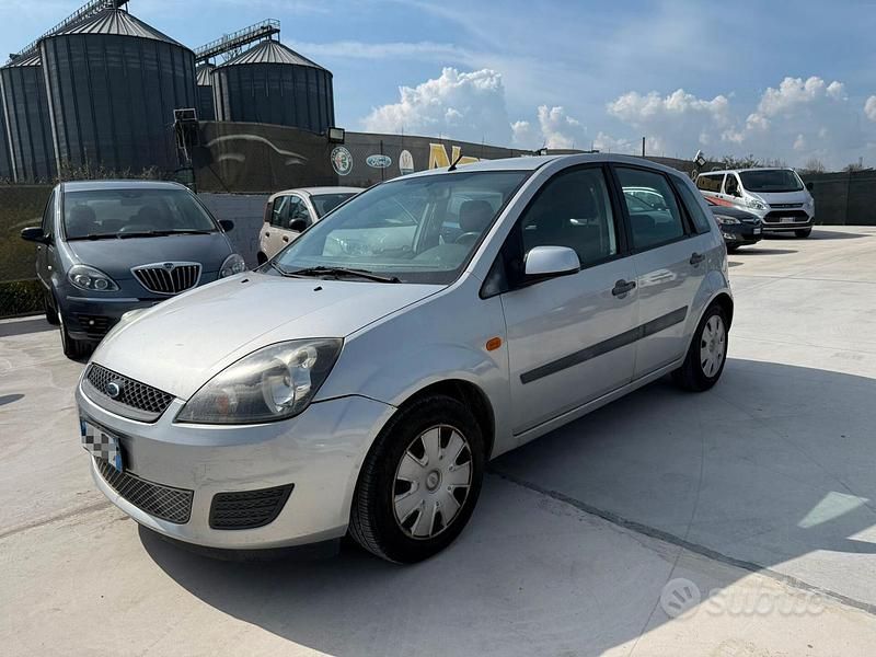 Usata Ford Fiesta Ghia 74 CV (54 kW) 2006 Grigio Utilitaria