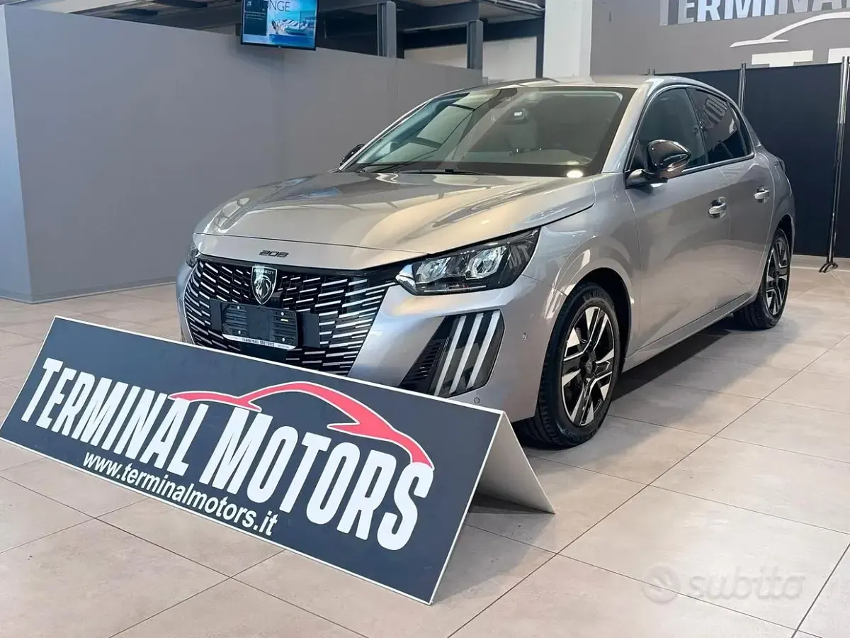 Usata Peugeot 208 Allure 101 CV (74 kW) 2024 Grigio Utilitaria