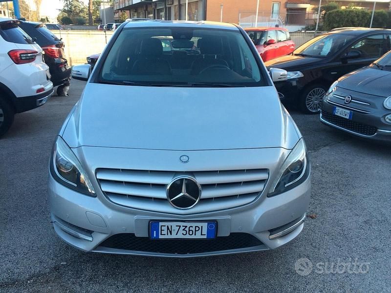 Usata Mercedes B200 135 CV (99 kW) 2012 Grigio Monovolume