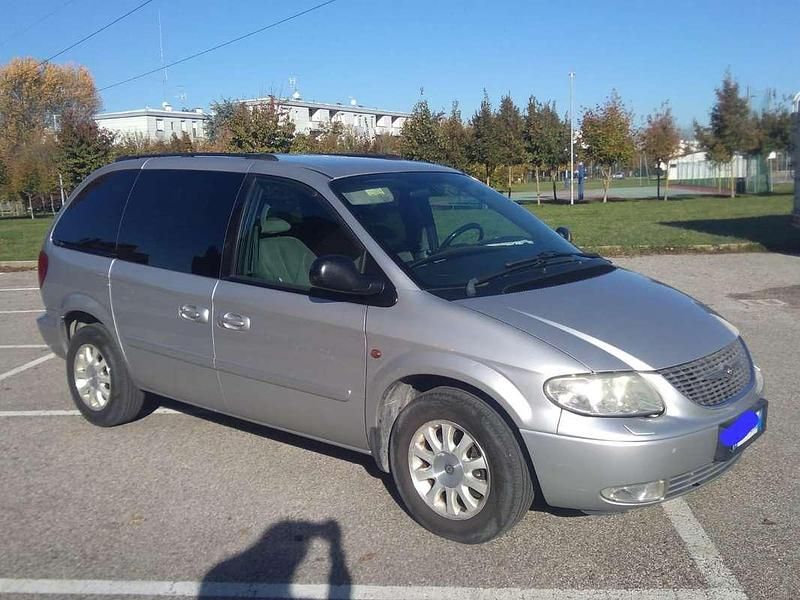 Argento Usata 2004 Chrysler Voyager Monovolume | 3000 € (Cara) - Immagine 1/4