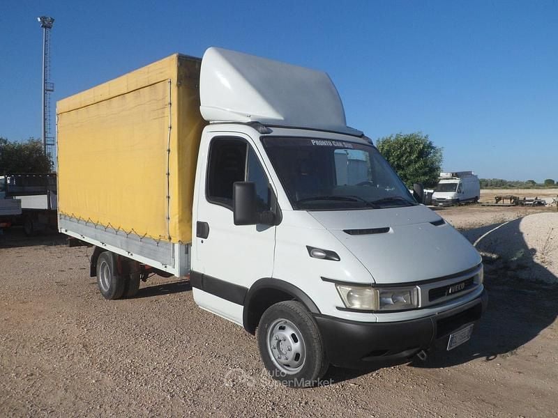 Usata Iveco 35.12 120 CV (88 kW) 2004 Bianco Furgone