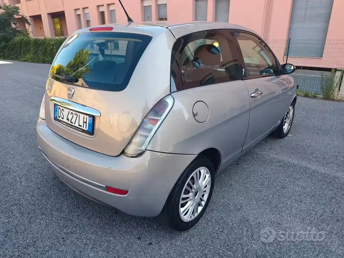 Usata Lancia Ypsilon 60 CV (44 kW) 2008 Marrone Utilitaria