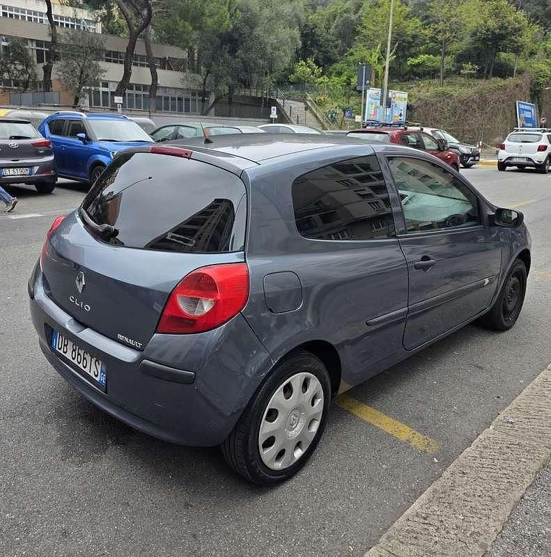 Usata Renault Clio II 75 CV (55 kW) 2006 Grigio Berlina