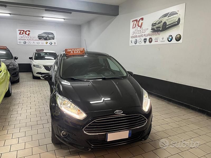 Nero Usata 2016 Ford Fiesta Titanium Tre volumi | 5999 € (Buon prezzo) - Immagine 1/4