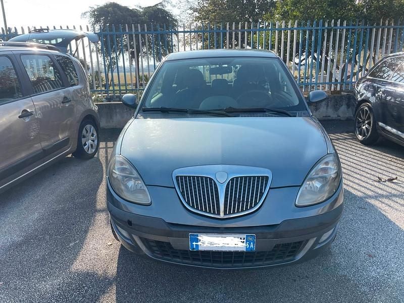 Usado Lancia Ypsilon 69 HP (50 kW) 2006 Cinzento Citadino