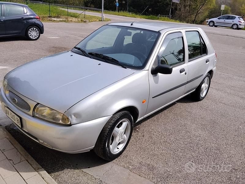 Usata Ford Fiesta 73 CV (53 kW) 1998 Grigio Utilitaria