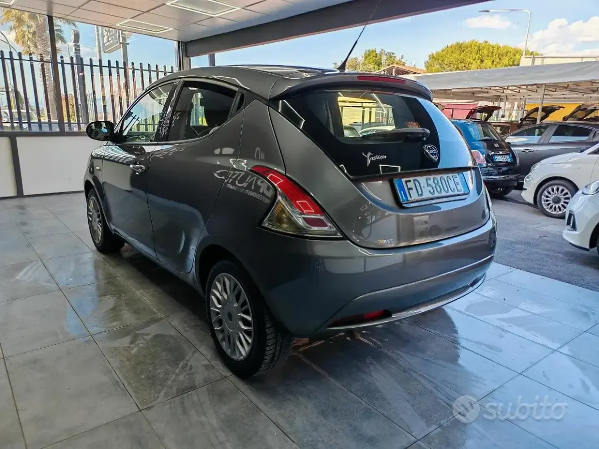 Usata Lancia Ypsilon Gold 69 CV (50 kW) 2016 Grigio Utilitaria