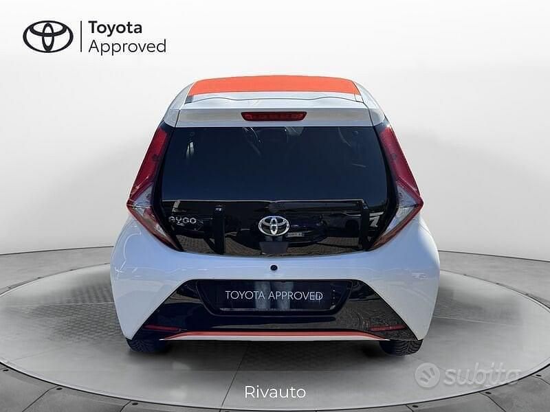 Begagnad Toyota Aygo X-wave 72 HK (52 kW) 2019 Vit Halvkombi