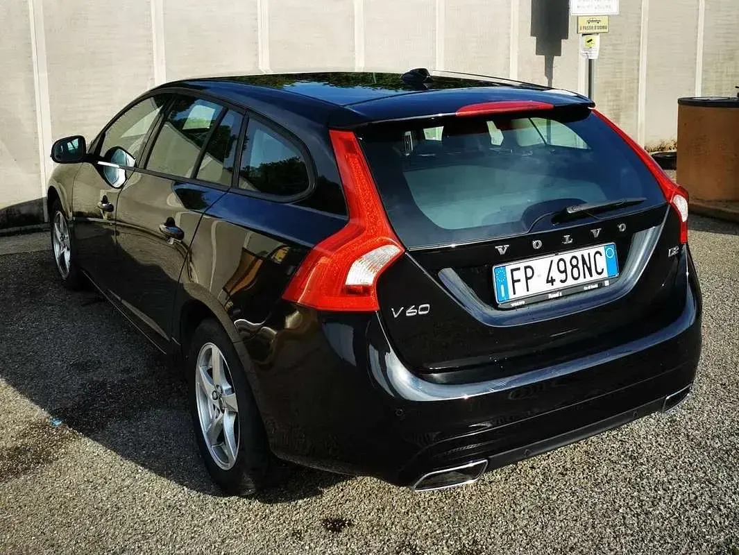Usata Volvo V60 120 CV (88 kW) 2018 Nero Station wagon