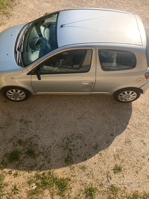 Usata Toyota Yaris 65 CV (47 kW) 2003 Grigio Berlina