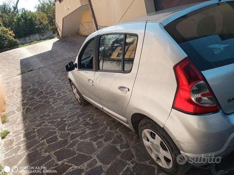 Usata Dacia Sandero 75 CV (55 kW) 2010 Utilitaria