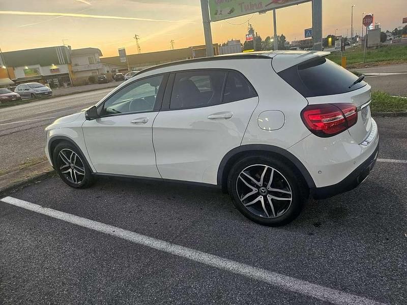 Usata Mercedes GLA200 AMG line 136 CV (100 kW) 2017 Bianco SUV