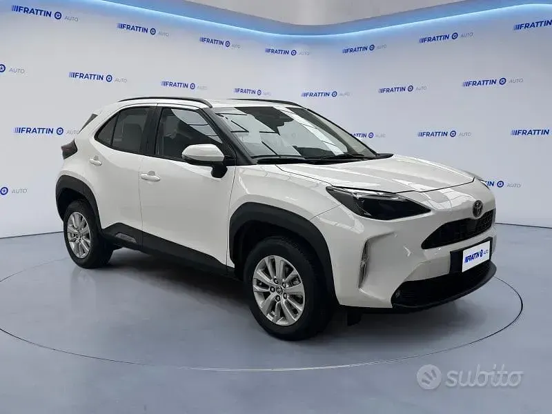Usata Toyota Yaris Cross Active 92 CV (67 kW) 2025 Super white [040]  pastello SUV