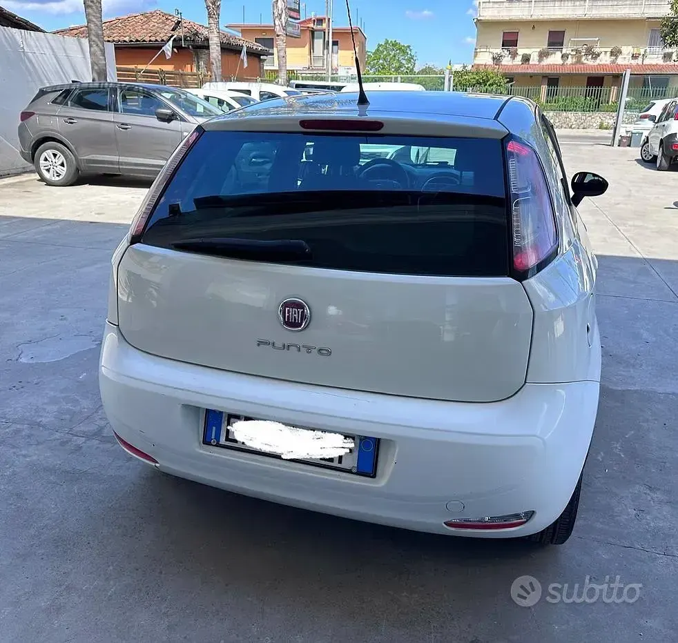 Begagnad Fiat Punto Lounge 75 HK (55 kW) 2013 Vit Halvkombi