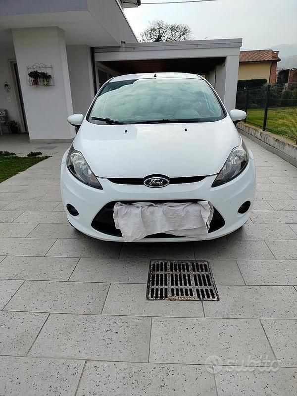 Usata Ford Fiesta 68 CV (50 kW) 2010 Bianco Berlina