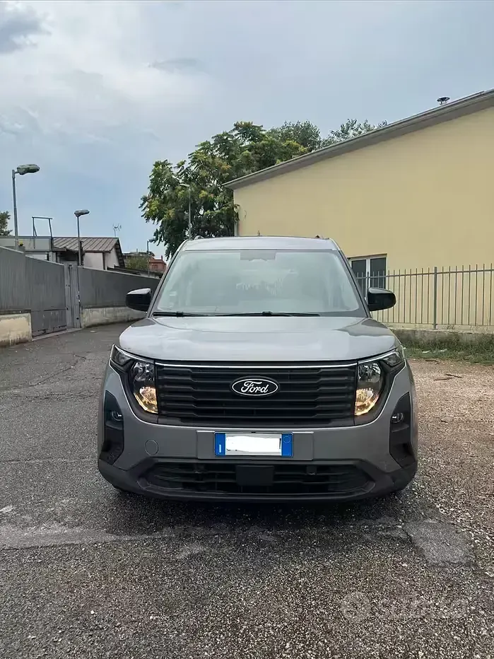 Usata Ford Tourneo Courier 125 CV (91 kW) 2024 Grigio Monovolume