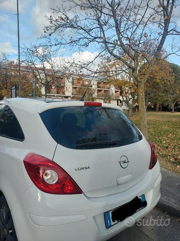 Usata Opel Corsa 80 CV (58 kW) 2010 Bianco Utilitaria