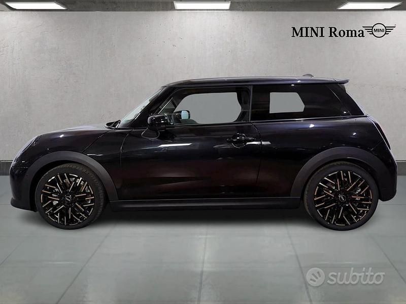 Usata Mini Cooper Favoured 204 CV (150 kW) 2024 Midnight black ii Utilitaria