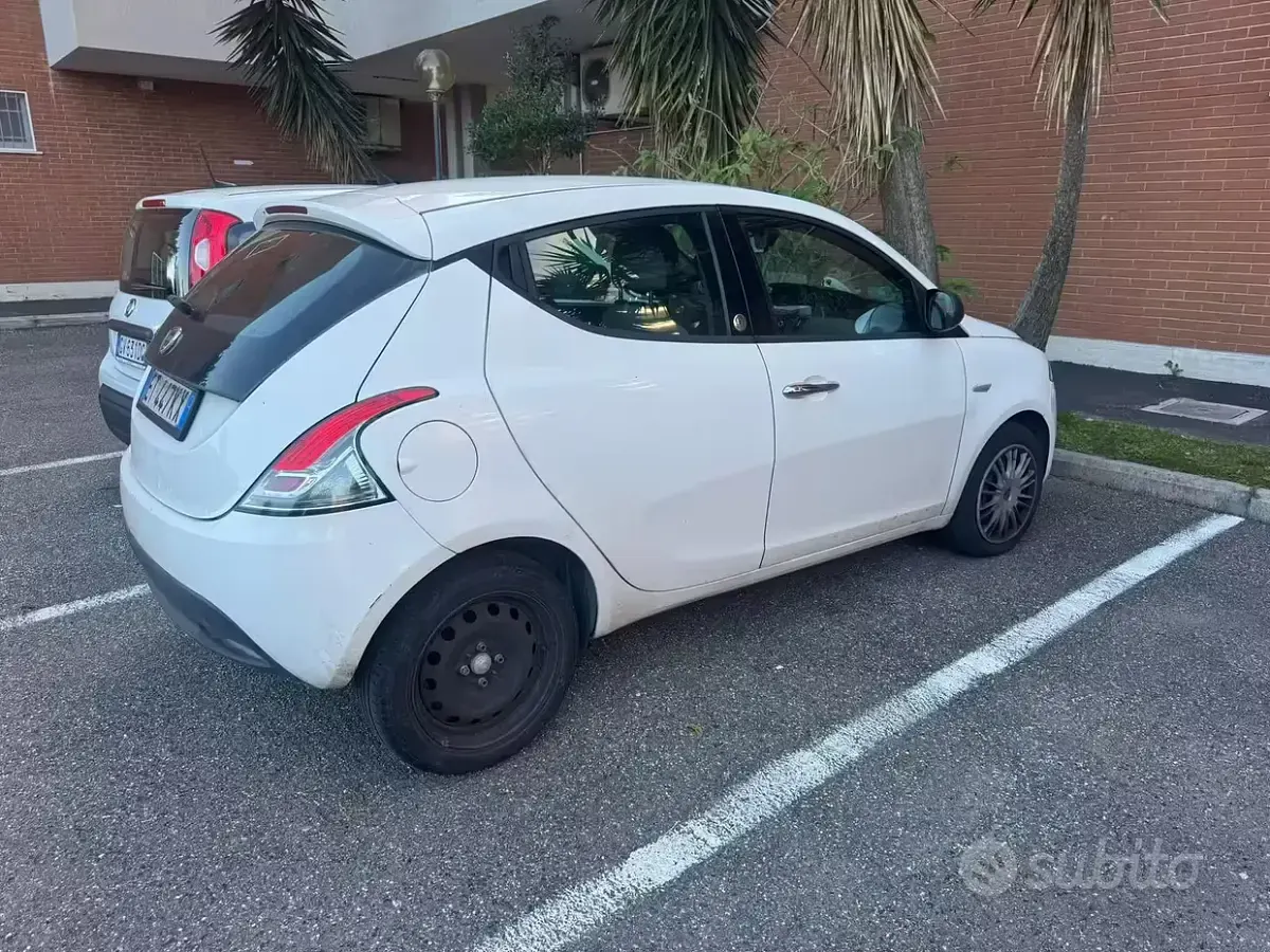 Usata Lancia Ypsilon 69 CV (50 kW) 2013 Bianco Utilitaria