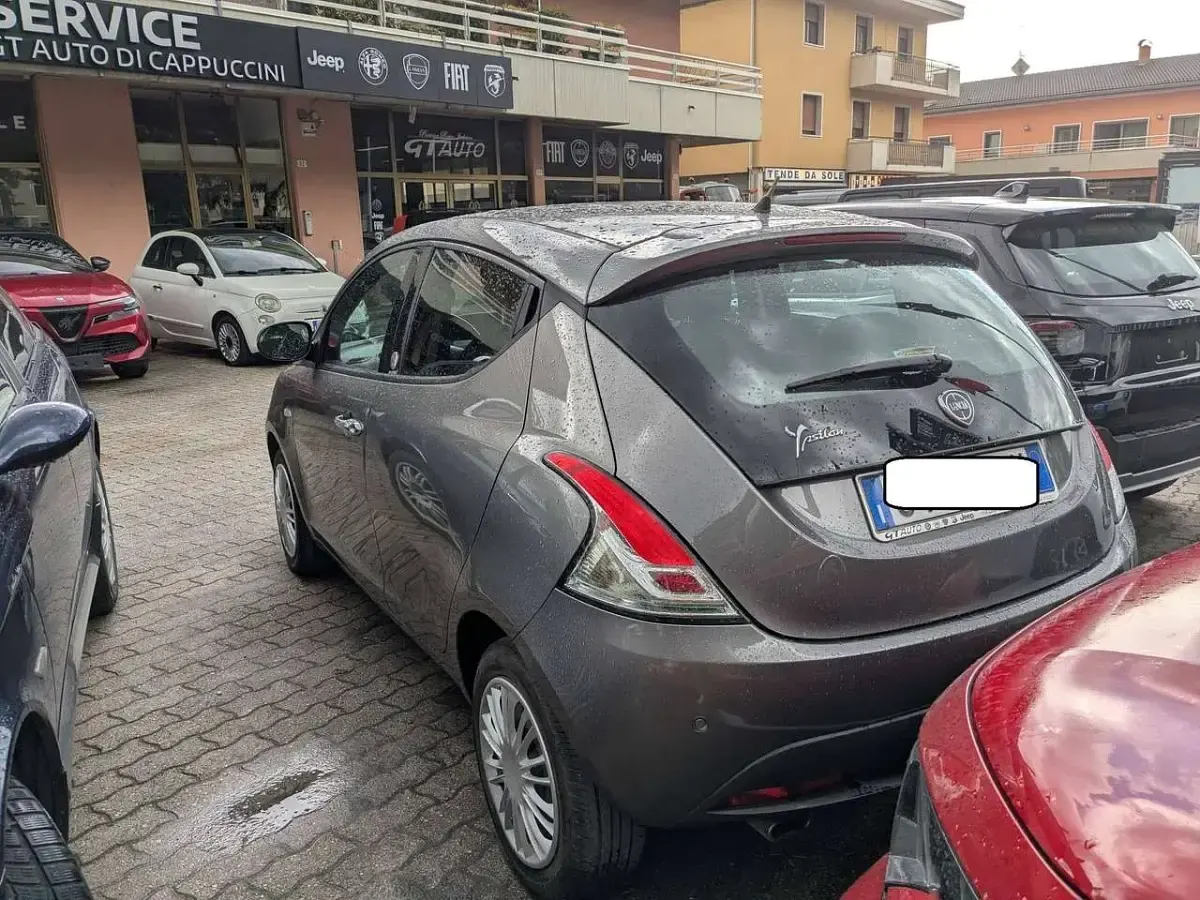 Usata Lancia Ypsilon Gold 69 CV (50 kW) 2015 Grigio Utilitaria