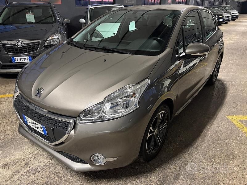 Usata Peugeot 208 Allure 82 CV (60 kW) 2015 Grigio Utilitaria
