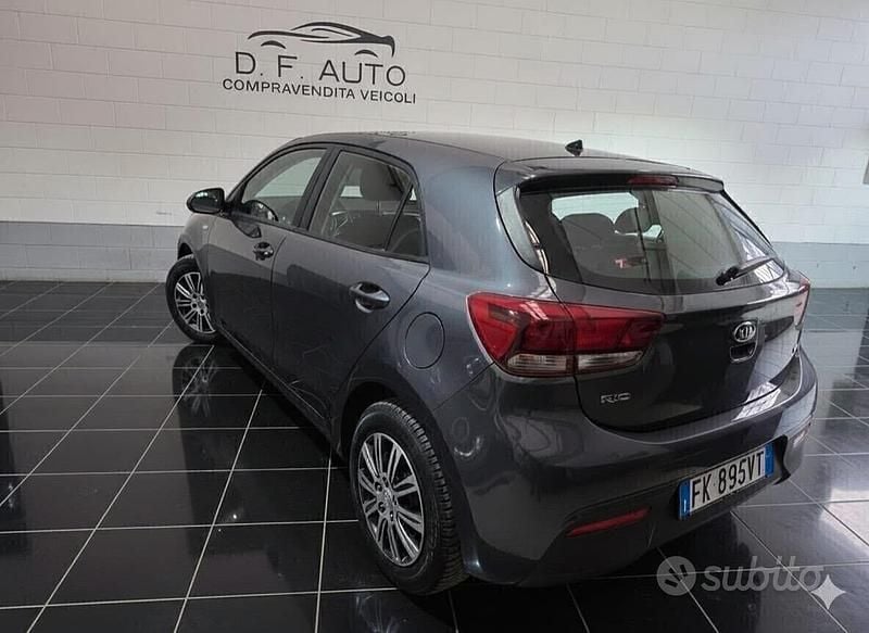 Usata Kia Rio 84 CV (61 kW) 2017 Grigio Berlina